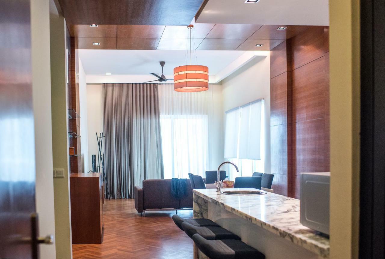 The Suites At Waterside Straits Quay By Plush Bagan Jermal Bagian luar foto